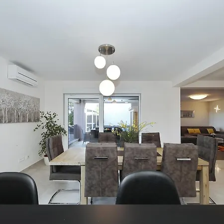Nerina Villa *